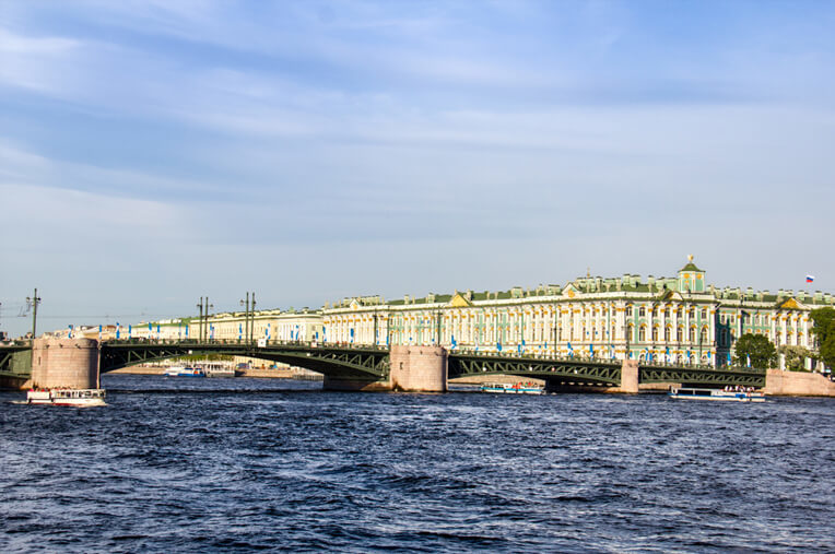 Дворцовый мост днем.