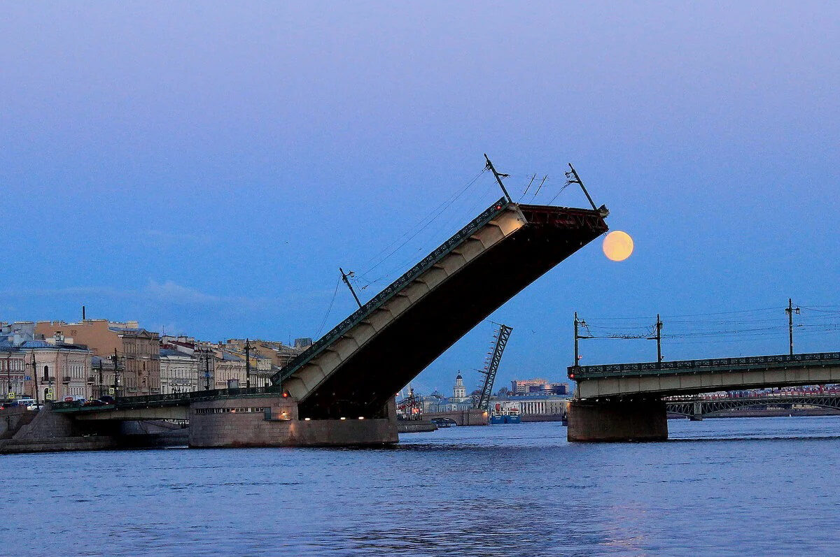 Литейный мост под луной.