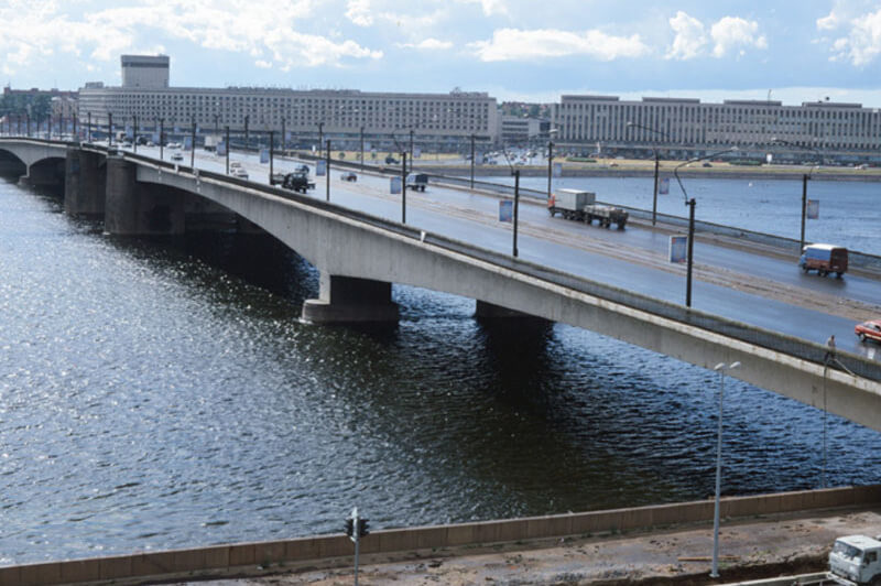Мост Александра Невского днем.