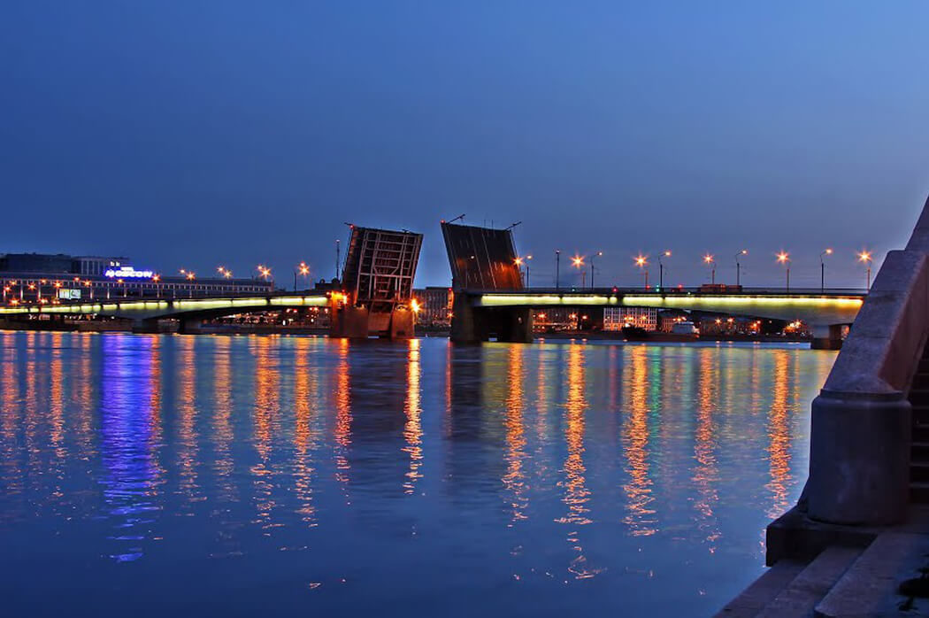 Мост Александра Невского ночью.