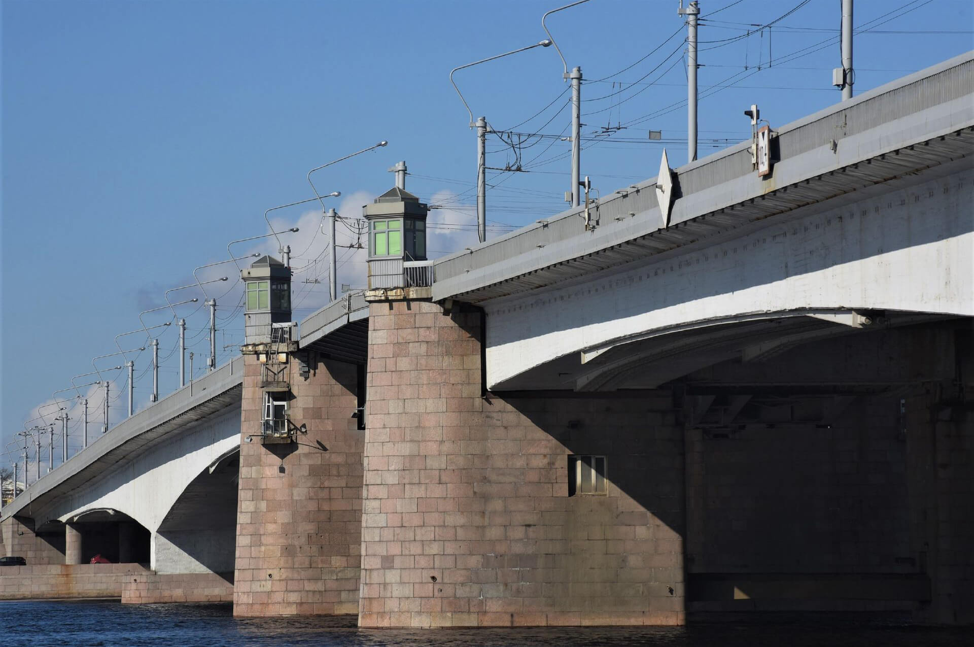 Мост Александра Невского сведен.