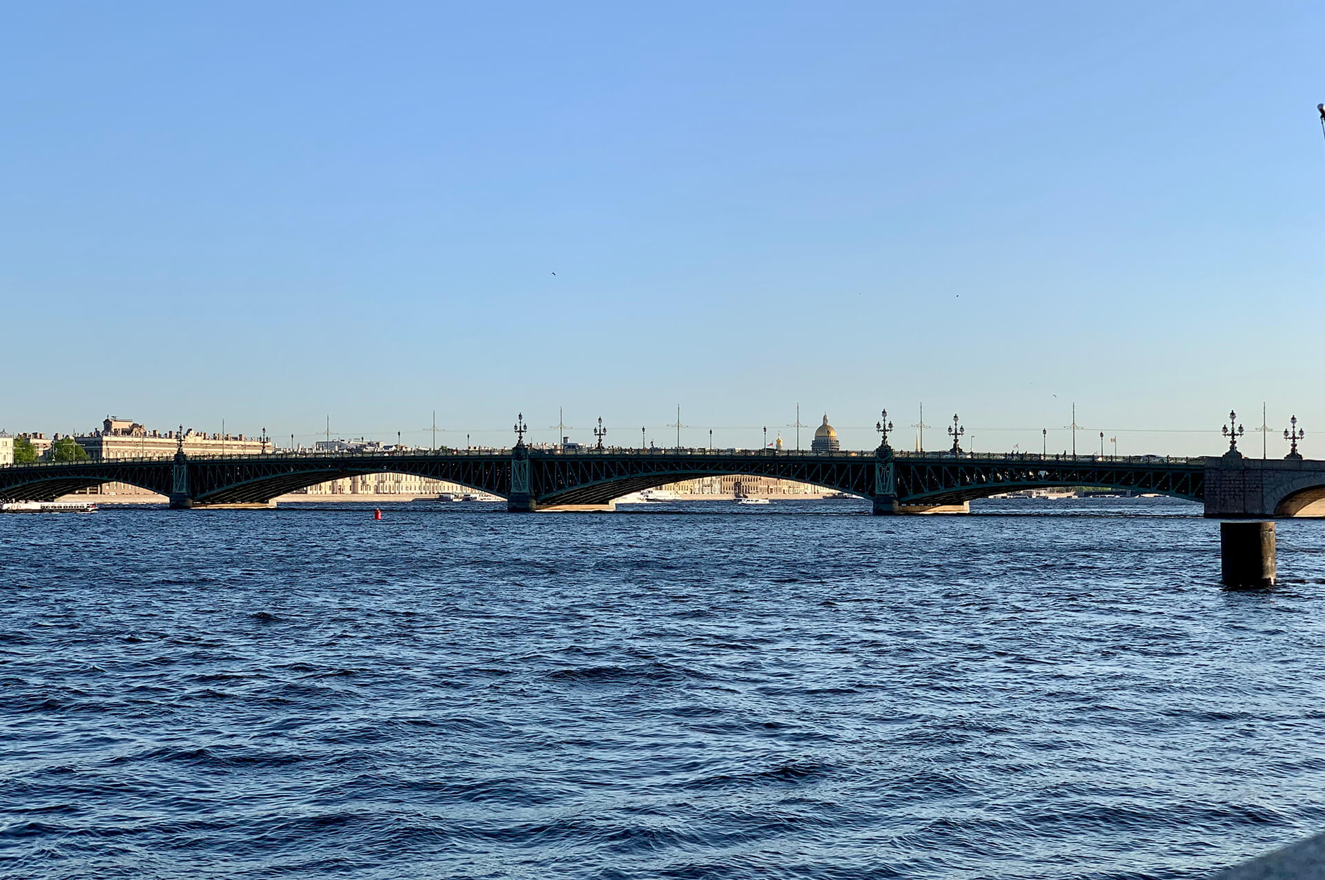 Троицкий мост днем слева.