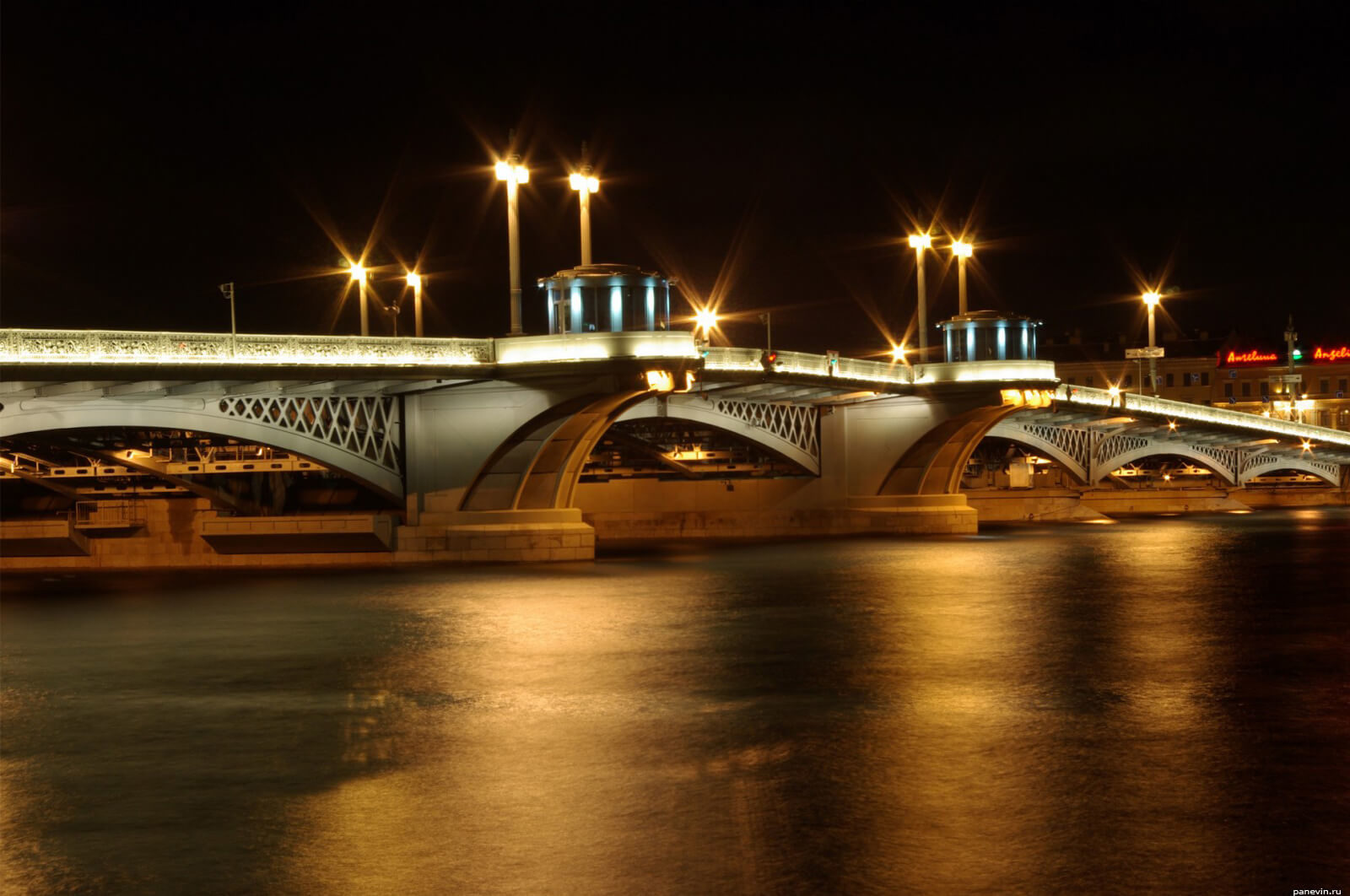 Благовещенский мост ночью.