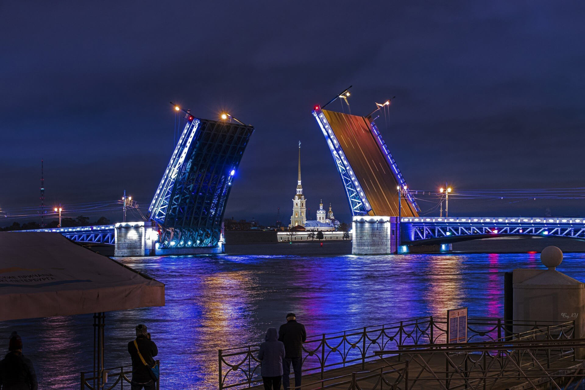 Дворцовый мост: вид на фото с Адмиралтейской набережной.