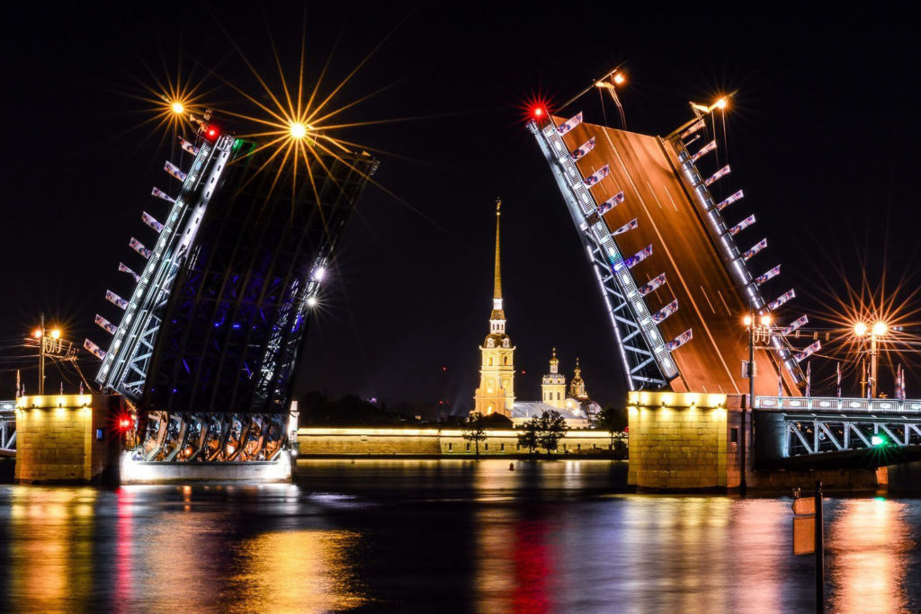 Дворцовый мост: вид ночью.