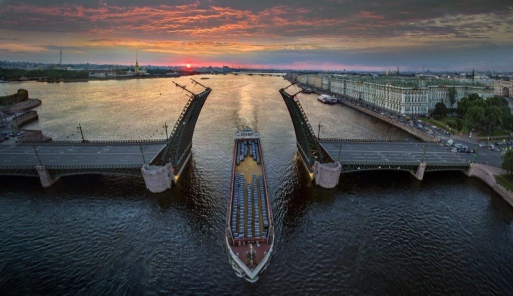 Проход судов в СПб под мостом.