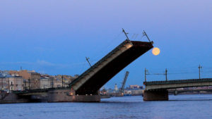 Литейный мост и Луна.