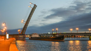 Разведенный Литейный мост.