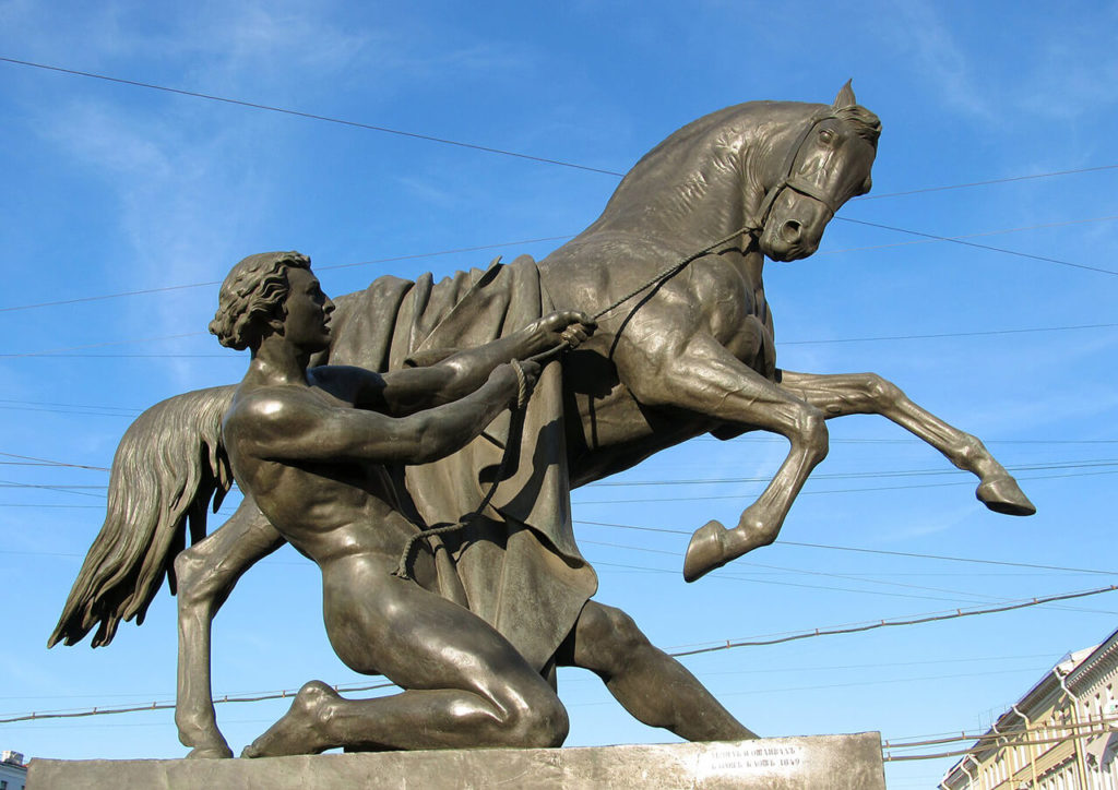 Скульптура коней четвертая на Аничковом мосту.