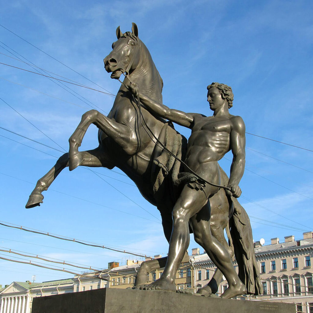 Скульптура коней первая на Аничковом мосту.