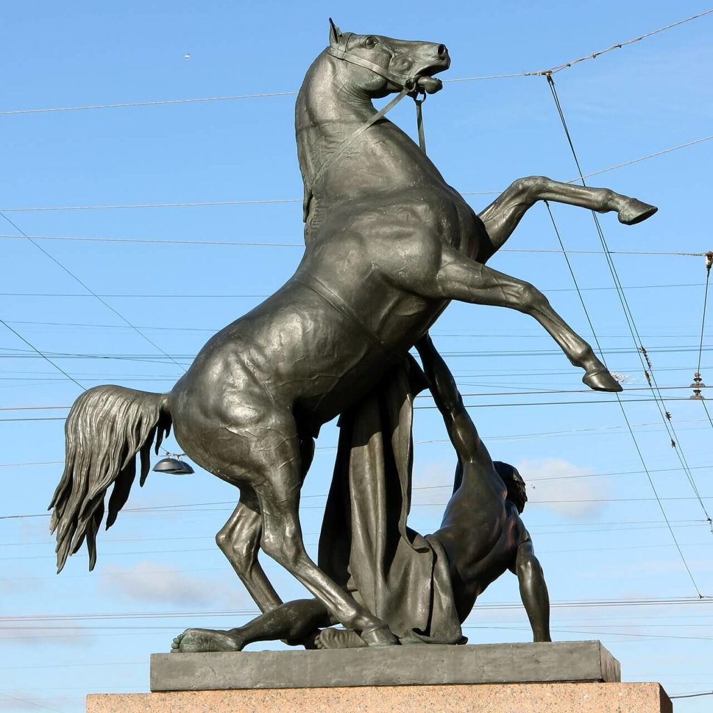 Скульптура коней третья на Аничковом мосту.