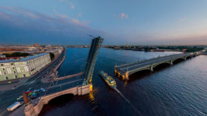 Троицкий мост разведен: вид сверху.