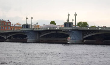 Благовещенский или мост Лейтенанта Шмидта в Санкт-Петербурге